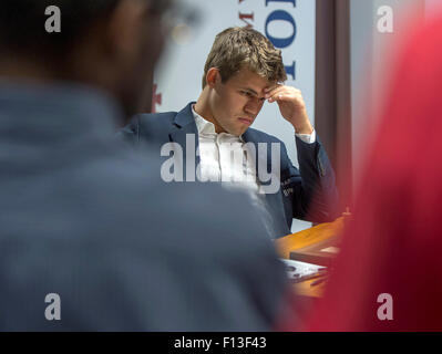 St Louis, Missouri, USA. Août 25, 2015. GM Magnus Carlsen, classée numéro un dans le monde entier, joue sur la troisième journée de la troisième édition de la coupe à l'Sinquefield Chess Club et Centre Scolaire de Saint Louis. Dix des meilleurs grands maîtres d'échecs sont en concurrence pour plus d'un million de dollars en prix en argent cette année à la coupe, le deuxième arrêt sur la première, trois-tournoi d'Échecs Grand Tour. Pour la première fois, les États-Unis est représenté par trois joueurs classés dans le top dix : Hikaru Nakamura, Fabiano Caruana et Wesley alors... © Brian Cahn/ZUMA/Alamy Fil Live News Banque D'Images