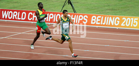 (150826) -- BEIJING, le 26 août 2015 (Xinhua) -- l'Afrique du Sud Wayde Van Niekerk (R)en compétition lors de la finale hommes 400m au Championnats du monde IAAF 2015 à 'nid d'oiseau' Stade national de Beijing, capitale de la Chine, le 26 août 2015. (Xinhua/Li Ming) Banque D'Images