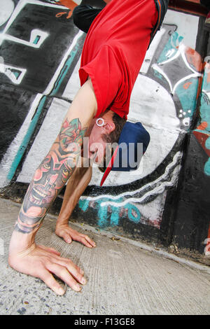 Exécution d'un danseur de hip-hop en face d'un mur de graffiti. Banque D'Images