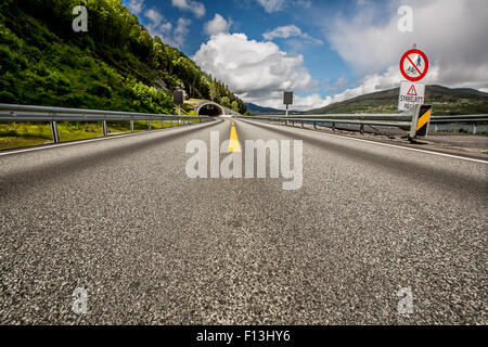 Route de montagne en Norvège. L'entrée du tunnel. Banque D'Images