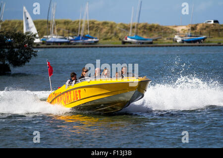 Southport, Merseyside, Royaume-Uni 26 Août, 2015. Météo britannique. Passagers à 650 chevaux-jet boat bénéficiant d'activités au bord du lac dans la région ensoleillée mais venteuse conditions après de fortes pluies avec les concessionnaires occupés avec les touristes, les excursionnistes et les touristes appréciant les attractions. Le Lac Marin à base d'eau il y a des activités pour divertir toute la famille, y compris à pédales, location de bateau à moteur et bateaux à louer ainsi que des promenades en grande vitesse sur un bateau à réaction. Le lac marin et la navigation de plaisance, et de loisirs, lacs. Banque D'Images