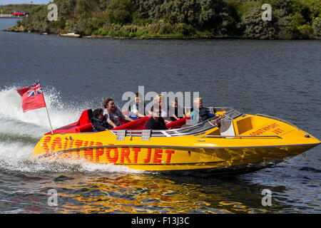 Southport, Merseyside, Royaume-Uni 26 Août, 2015. Météo britannique. Passagers à 650 chevaux-jet boat bénéficiant d'activités au bord du lac dans la région ensoleillée mais venteuse conditions après de fortes pluies avec les concessionnaires occupés avec les touristes, les excursionnistes et les touristes appréciant les attractions. Le Lac Marin à base d'eau il y a des activités pour divertir toute la famille, y compris à pédales, location de bateau à moteur et bateaux à louer ainsi que des promenades en grande vitesse sur un bateau à réaction. Le lac marin et la navigation de plaisance, et de loisirs, lacs. Banque D'Images