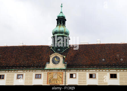La Hofburg de Vienne, est l'ancien palais impérial, dans le centre de Vienne. Partie du palais est la résidence officielle et le lieu de travail du Président de l'Autriche. Construite au xiiie siècle et agrandi au cours des siècles, depuis le palais abrite certaines des personnes les plus puissantes dans l'histoire autrichienne et européenne, y compris les rois de la dynastie des Habsbourg, les souverains de l'Empire austro-hongrois. Il a été la principale résidence d'hiver impériale. Banque D'Images
