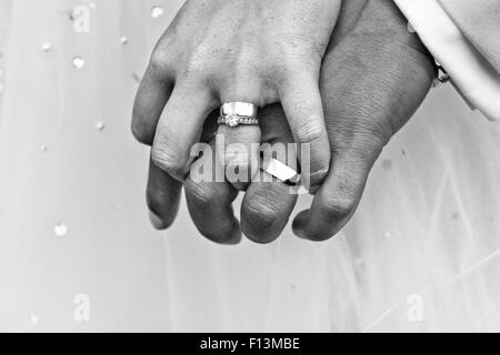 La Mariée Le Marié montrer fièrement leur mariage après le mariage Banque D'Images