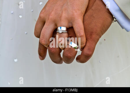 La Mariée Le Marié montrer fièrement leur mariage après le mariage Banque D'Images