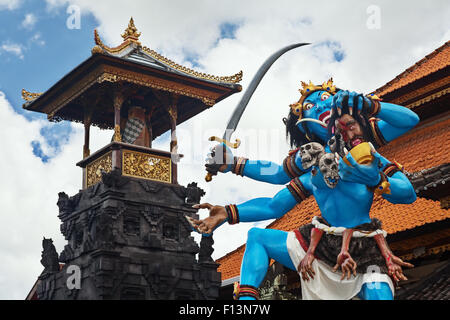 Couleur bleu-ogoh ogoh démon traditionnel tenant une tête coupée et décorées avec des têtes de mort avant le défilé annuel de Monster. Banque D'Images