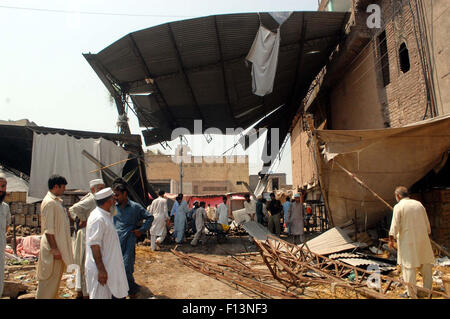 L'opération en cours contre la démolition de l'invasion illégale pendant la guerre contre l'empiètement dur sous la supervision de l'Administration de la ville au marché de fruits à Peshawar le mercredi, 26 août, 2015. Banque D'Images