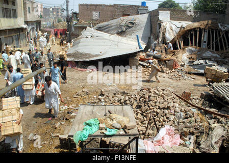 L'opération en cours contre la démolition de l'invasion illégale pendant la guerre contre l'empiètement dur sous la supervision de l'Administration de la ville au marché de fruits à Peshawar le mercredi, 26 août, 2015. Banque D'Images