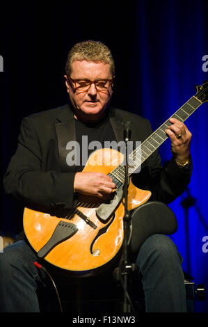 Le guitariste de jazz Martin Taylor sur scène à Brecon Jazz Festival 2015 Banque D'Images