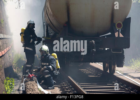 Sofia, Bulgarie - le 19 mai 2015 : Les pompiers sont des réservoirs de produits chimiques d'extinction train fret près de Sofia. Des équipes de pompiers Banque D'Images