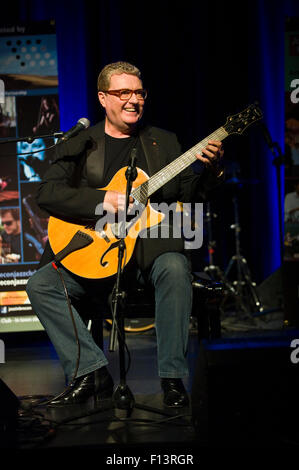 Le guitariste de jazz Martin Taylor sur scène à Brecon Jazz Festival 2015 Banque D'Images