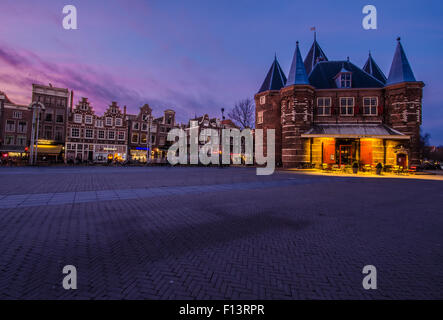 Un coucher de soleil derrière Nieuwmarkt d'Amsterdam. Banque D'Images