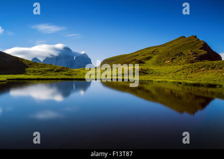 Monte Pelmo et Mondeval. Réflexions sur le lac Baste (Lago delle Baste). Les Dolomites. Alpes italiennes. Europe. Exposition longue. Banque D'Images