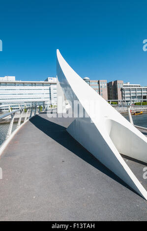 Tradeston (Pont) ondulées passerelle au-dessus de la rivière Clyde Ville de Glasgow, Ecosse Banque D'Images