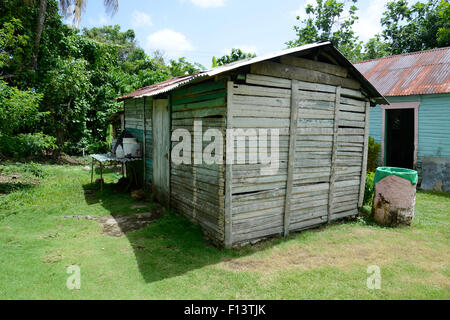 Vieux métal et hangar en bois trouvés en République Dominicaine dans la jungle Banque D'Images