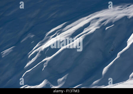 La neige a couvert des montagnes alpines et crevasses à Blatten/Belalp, Suisse (canton du Valais). Banque D'Images