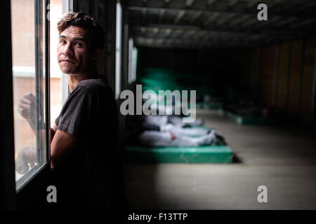 Bogota. Août 25, 2015. Image prise le 25 août 2015, montre un homme debout sans-abri au centre d 'auto' Bakata à Bogota, Colombie. Selon la presse locale, au cours de l'année 2015, plusieurs refuges et centres spécialisés ont été ouverts afin de fournir une protection et une meilleure qualité de vie aux gens dans les rues. Selon les dernières données de l'Arrondissement Ministère de l'intégration sociale, Bogota a une population d'environ 9 000 personnes sans abri. © John Paz/Xinhua/Alamy Live News Banque D'Images