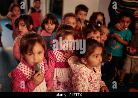 Bogota. Août 25, 2015. Image prise le 25 août 2015, montre des enfants des personnes sans abri à un refuge spécial à Bogota, Colombie. Selon la presse locale, au cours de l'année 2015, plusieurs refuges et centres spécialisés ont été ouverts afin de fournir une protection et une meilleure qualité de vie aux gens dans les rues. Selon les dernières données de l'Arrondissement Ministère de l'intégration sociale, Bogota a une population d'environ 9 000 personnes sans abri. © John Paz/Xinhua/Alamy Live News Banque D'Images