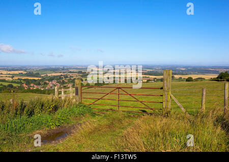 Acklam village et la lointaine vallée de York vue sur une barre de métal cinq porte haute sur le Yorkshire Wolds en août. Banque D'Images