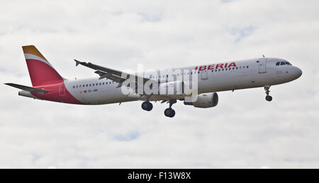 Iberia Airbus A321 EC-JRE entrée en terre à l'aéroport de Londres Heathrow LHR Banque D'Images