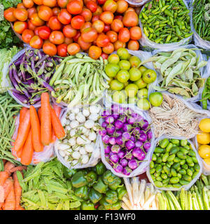 Des fruits et des légumes à un marché de producteurs Banque D'Images