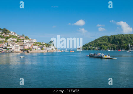 Traversée en ferry de voiture basse rivière Dart Dartmouth Angleterre avec en arrière-plan l'Angleterre Devon Kingswear Banque D'Images