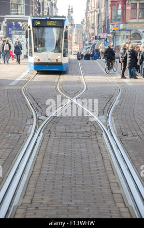 Le tram à Amsterdam en passant par l'une des rues centrales. Banque D'Images