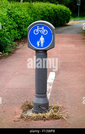 Signe pour le cycle moyen et divisée, sentier piétonnier Castle Douglas, Dumfries & Galloway, Scotland Banque D'Images