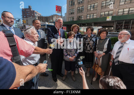 New York, USA. Août 26, 2015. NYS Conseiller Dov Hikind, centre, entouré par des survivants de l'Holocauste et les élus lors d'une conférence de presse à l'avant de Cong. Jerry Nadler's office à New York condamnant le projet nucléaire iranien. Nadler a exprimé son soutien pour le plan et les élus et les survivants s'y opposer en tant que l'Iran n'a pas modéré sa position et croit à l'annihilation d'Israël. Crédit : Richard Levine/Alamy Live News Banque D'Images