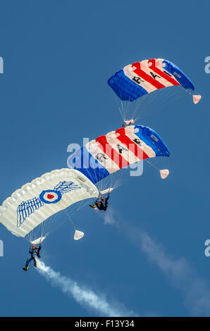 La RAF Falcons sont une équipe de démonstration de parachutisme militaire britannique.Ils effectuent leur parade aérienne coloré sur les sites à l'échelle nationale Banque D'Images