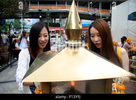 Bangkok, Thaïlande. Août 26, 2015. Les touristes chinois prier à Erawan Shrine avant par. Ont encerclé le tissu Erawan Shrine avant que les techniciens de l'art sculpture du visage du ministère effectuent des réparations Brahma (Phra Phrom) après avoir été endommagé de l'attentat à la soirée au sanctuaire d'Erawan Ratchaprasong. © Vichan Poti/Pacific Press/Alamy Live News Banque D'Images