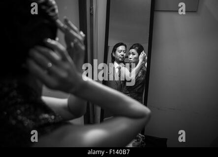 Buenos Aires. Août 24, 2015. Image prise le 24 août 2015, montre Lily Cheng (R) et Raymond Chu, de la Chine à Hong Kong, qui s'apprête à participer à la Coupe du monde de tango, à Buenos Aires, capitale de l'Argentine. Le Dernier Tango Salon de doit être effectuée le mercredi à 19:00 (22:00 GMT) dans le légendaire stade de Luna Park. L'étape finale de Tango, qui se tiendra le jeudi, célèbre chanteur de tango Raul Lavie, bandonéoniste Horacio Romo et chorégraphie de Johana Copes. © Martin Zabala/Xinhua/Alamy Live News Banque D'Images