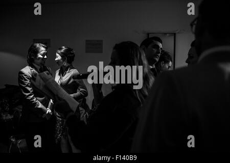 Buenos Aires. Août 24, 2015. Image prise le 24 août 2015, montre Lily Cheng (2L) et Raymond Chu (L), de la Chine à Hong Kong réagir avant la demi-finale de la Coupe du monde de tango, à Buenos Aires, capitale de l'Argentine. Le Dernier Tango Salon de doit être effectuée le mercredi à 19:00 (22:00 GMT) dans le légendaire stade de Luna Park. L'étape finale de Tango, qui se tiendra le jeudi, célèbre chanteur de tango Raul Lavie, bandonéoniste Horacio Romo et chorégraphie de Johana Copes. © Martin Zabala/Xinhua/Alamy Live News Banque D'Images