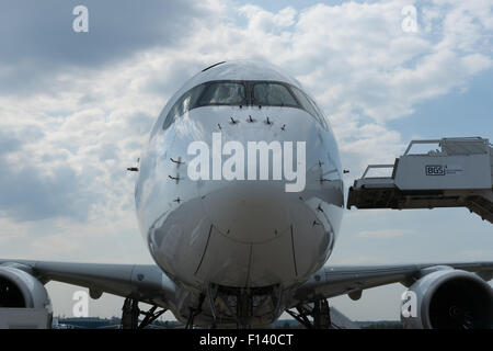 Moscou, Russie. 26 août, 2015. Le Douzième Salon International de l'aéronautique de Moscou MAKS 2015 a été ouverte dans la ville de Joukovski dans la région de Moscou le 25 août 2015. L'objectif du salon est de démontrer les réalisations de l'aérospatiale russe, conclure des contrats et négocier des projets. Airbus 350-900 se prépare pour le vol de démonstration Crédit : Alex's Pictures/ Alamy Live News Banque D'Images