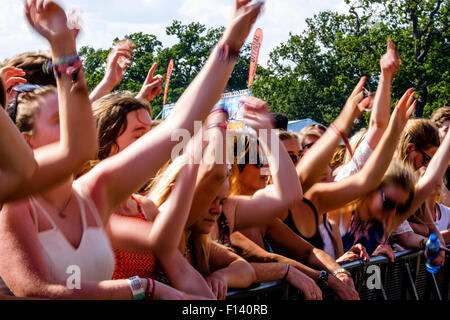 Atmosphère à V Festival Hylands Park le 22/08/2015 à Hylands Park, Chelmsford. Les personnes sur la photo : les jeunes filles danser dans le san au premier rang comme Annie Mac joue. Photo par Julie Edwards Banque D'Images