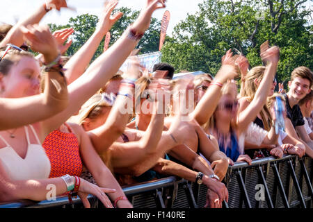 Atmosphère à V Festival Hylands Park le 22/08/2015 à Hylands Park, Chelmsford. Les personnes sur la photo : les jeunes filles danser dans le san au premier rang comme Annie Mac joue. Photo par Julie Edwards Banque D'Images