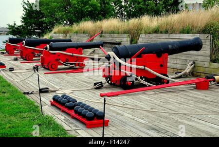 Baltimore, Maryland : canons du 18ème siècle montée sur chariots face à la baie de Chesapeake le fort McHenry National Park Banque D'Images