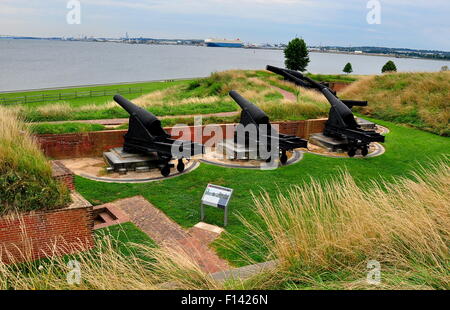 Baltimore, Maryland : Mighty de canons à c. 1790 Le Fort McHenry visant à Chesapeake Bay à défendre le fort Banque D'Images