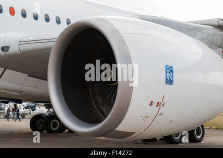 Moscou, Russie. 26 août, 2015. Le Douzième Salon International de l'aéronautique de Moscou MAKS 2015 a été ouverte dans la ville de Joukovski dans la région de Moscou le 25 août 2015. L'objectif du salon est de démontrer les réalisations de l'aérospatiale russe, conclure des contrats et négocier des projets. Airbus 350-900 se prépare pour le vol de démonstration. Moteur Rolls Royce de l'avion. © Alex's Pictures/Alamy Vivre Nouveau crédit : Alex's Pictures/ Alamy Live News Banque D'Images