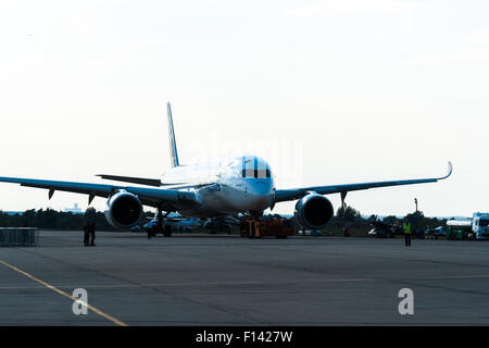 Moscou, Russie. 26 août, 2015. Le Douzième Salon International de l'aéronautique de Moscou MAKS 2015 a été ouverte dans la ville de Joukovski dans la région de Moscou le 25 août 2015. L'objectif du salon est de démontrer les réalisations de l'aérospatiale russe, conclure des contrats et négocier des projets. Airbus 350-900 après le vol de démonstration Crédit : Alex's Pictures/ Alamy Live News Banque D'Images