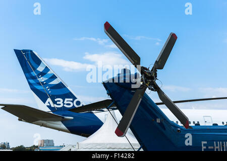 Moscou, Russie. 26 août, 2015. Le Douzième Salon International de l'aéronautique de Moscou MAKS 2015 a été ouverte dans la ville de Joukovski dans la région de Moscou le 25 août 2015. L'objectif du salon est de démontrer les réalisations de l'aérospatiale russe, conclure des contrats et négocier des projets. H-225 hélicoptère à l'exposition. Airbus 350-900 dans l'arrière-plan Crédit : Alex's Pictures/ Alamy Live News Banque D'Images