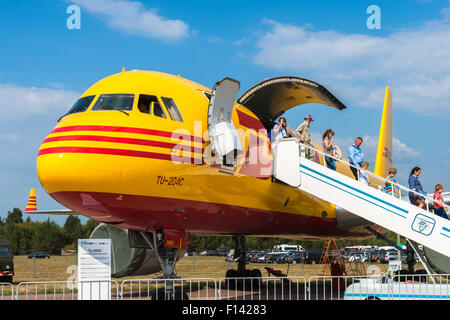 Moscou, Russie. 26 août, 2015. Le Douzième Salon International de l'aéronautique de Moscou MAKS 2015 a été ouverte dans la ville de Joukovski dans la région de Moscou le 25 août 2015. L'objectif du salon est de démontrer les réalisations de l'aérospatiale russe, conclure des contrats et négocier des projets. Tupolev Tu-204 est peint comme un avion-cargo pour livrer le courrier DHL Crédit : Alex's Pictures/ Alamy Live News Banque D'Images