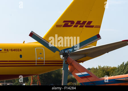 Moscou, Russie. 26 août, 2015. Le Douzième Salon International de l'aéronautique de Moscou MAKS 2015 a été ouverte dans la ville de Joukovski dans la région de Moscou le 25 août 2015. L'objectif du salon est de démontrer les réalisations de l'aérospatiale russe, conclure des contrats et négocier des projets. Tupolev Tu-204 est peint comme un avion-cargo pour livrer le courrier DHL Crédit : Alex's Pictures/ Alamy Live News Banque D'Images