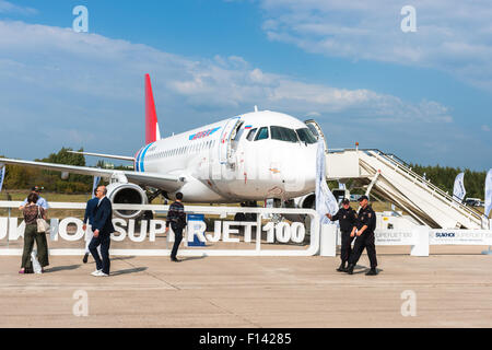 Moscou, Russie. 26 août, 2015. Le Douzième Salon International de l'aéronautique de Moscou MAKS 2015 a été ouverte dans la ville de Joukovski dans la région de Moscou le 25 août 2015. L'objectif du salon est de démontrer les réalisations de l'aérospatiale russe, conclure des contrats et négocier des projets. Sukhoi Superjet 100 à la zone d'affichage statique Crédit : Alex's Pictures/ Alamy Live News Banque D'Images