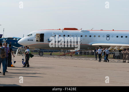 Moscou, Russie. 26 août, 2015. Le Douzième Salon International de l'aéronautique de Moscou MAKS 2015 a été ouverte dans la ville de Joukovski dans la région de Moscou le 25 août 2015. L'objectif du salon est de démontrer les réalisations de l'aérospatiale russe, conclure des contrats et négocier des projets. Yakovlev Yak-42 recherche météo laboratoire volant Crédit : Alex's Pictures/ Alamy Live News Banque D'Images