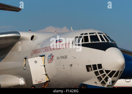 Moscou, Russie. 26 août, 2015. Le Douzième Salon International de l'aéronautique de Moscou MAKS 2015 a été ouverte dans la ville de Joukovski dans la région de Moscou le 25 août 2015. L'objectif du salon est de démontrer les réalisations de l'aérospatiale russe, conclure des contrats et négocier des projets. Iliouchine Il-76 heavy lifter est utilisé pour la formation des cosmonautes Crédit : Alex's Pictures/ Alamy Live News Banque D'Images