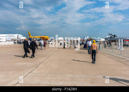 Moscou, Russie. 26 août, 2015. Le Douzième Salon International de l'aéronautique de Moscou MAKS 2015 a été ouverte dans la ville de Joukovski dans la région de Moscou le 25 août 2015. L'objectif du salon est de démontrer les réalisations de l'aérospatiale russe, conclure des contrats et négocier des projets. Vue générale d'une exposition statique de l'Air Show Crédit : Alex's Pictures/ Alamy Live News Banque D'Images