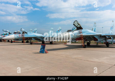 Moscou, Russie. 26 août, 2015. Le Douzième Salon International de l'aéronautique de Moscou MAKS 2015 a été ouverte dans la ville de Joukovski dans la région de Moscou le 25 août 2015. L'objectif du salon est de démontrer les réalisations de l'aérospatiale russe, conclure des contrats et négocier des projets. Les avions de chasse Sukhoi. (SU-35 FLANKER-E) la le droit Crédit : Alex's Pictures/ Alamy Live News Banque D'Images