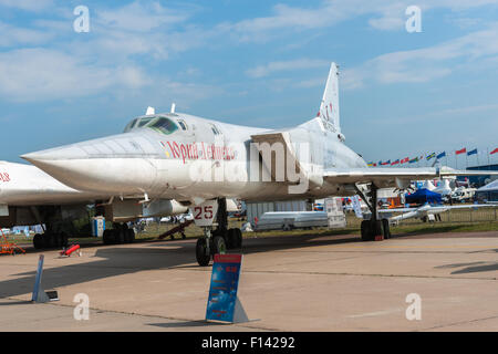 Moscou, Russie. 26 août, 2015. Le Douzième Salon International de l'aéronautique de Moscou MAKS 2015 a été ouverte dans la ville de Joukovski dans la région de Moscou le 25 août 2015. L'objectif du salon est de démontrer les réalisations de l'aérospatiale russe, conclure des contrats et négocier des projets. Tupolev Tu-22M (retour de flamme) bomber avec une variable-sweep Wing, à la partie historique de l'exposition Crédit : Alex's Pictures/ Alamy Live News Banque D'Images