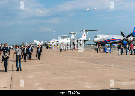 Moscou, Russie. 26 août, 2015. Le Douzième Salon International de l'aéronautique de Moscou MAKS 2015 a été ouverte dans la ville de Joukovski dans la région de Moscou le 25 août 2015. L'objectif du salon est de démontrer les réalisations de l'aérospatiale russe, conclure des contrats et négocier des projets. Les transports lourds, de recherche et d'alerte rapide à l'exposition statique des avions de l'air show Crédit : Alex's Pictures/ Alamy Live News Banque D'Images